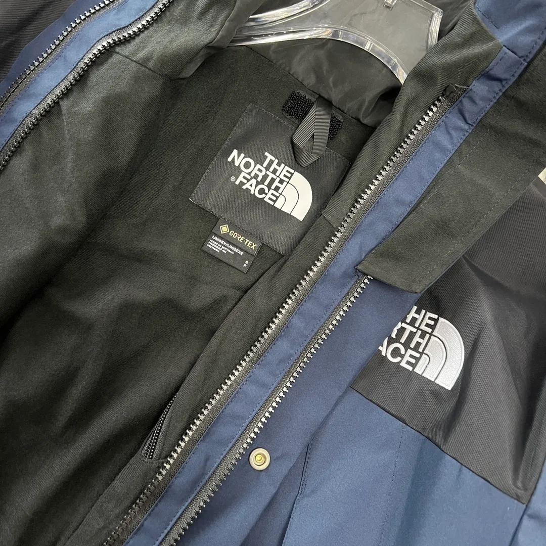 Style number: C 01 P240 Top original Navy Blue color 𝐓𝐡𝐞 𝐍𝐨𝐫𝐭𝐡 𝐅𝐚𝐜𝐞 ｜𝟭𝟵𝟵𝟬 𝐆𝐨𝐫𝐞-𝐓𝐞𝐱｜TNF North Face Classic Jacket 1. Waterproof to the international ISO standard 90 (ISO 4) level to achieve the rolling effect of water droplets on a lotus leaf! 2. Fabric: 2L double-layer Gore-tex fabric is used. The surface layer of the fabric is made of ultra-high-strength waterproofing and the inner layer is covered with film, so it achieves a three-layer waterproof effect, making the garment waterproof and anti-fouling and breathable for excellent outdoor effects. 3. Embroidery: Imported Barudan/Behringer embroidery machine restores ZP. BEHRINGER's 10,000-needle embroidery is neat and three-dimensional, with full three-dimensionality and the charm of each letter. Each stroke has a strong three-dimensional effect. 4. Accessories: Original YKK zipper for the whole garment, which can withstand 100,000 pulls and wear, and original Velcro. The four-button buttons are customized from the original Japanese SELEX. 5 buttons are all in the same direction. The washed QR code is consistent with zp and can be scanned! 6. The entire garment adopts heat-sealing and gluing technology, and all seams are bonded with high-temperature gluing. Size xs s m L x L xx L